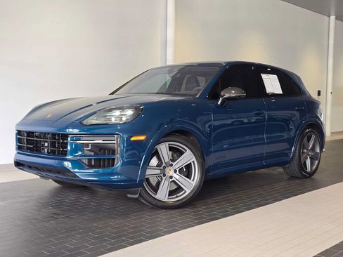 Used 2025 Porsche Cayenne GTS AWD/4WD image 1
