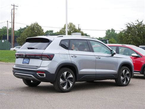 Certified 2025 Volkswagen Taos SE image 7