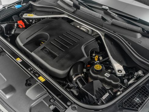 Used 2024 Land Rover Range Rover SE image 12