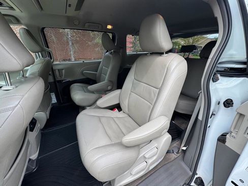 Used 2017 Toyota Sienna XLE Premium w/ Outdoor Package AWD/4WD image 11