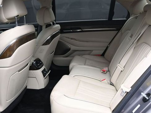 Used 2018 Genesis G90 3.3T Premium RWD image 10