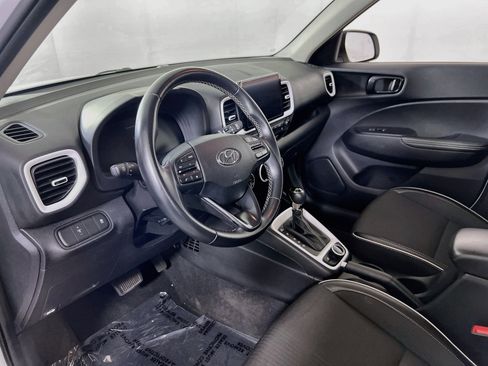 Used 2023 Hyundai Venue Limited image 9