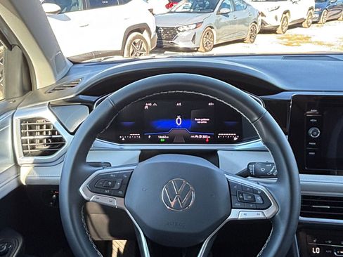 Used 2025 Volkswagen Taos SE image 34