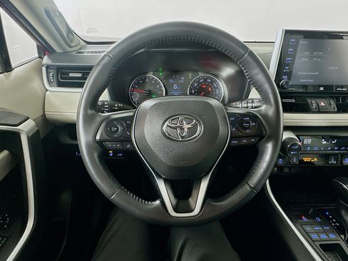 Used 2020 Toyota RAV4 XLE Premium image 11