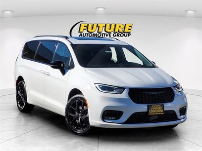 New 2026 Chrysler Pacifica Limited w/ S Appearance Package