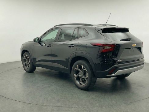 Used 2025 Chevrolet Trax LT w/ LT Convenience Package image 6