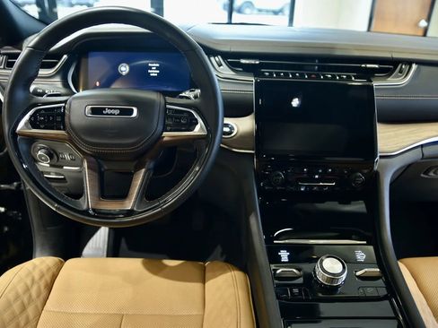 Used 2025 Jeep Grand Cherokee Summit AWD/4WD image 12