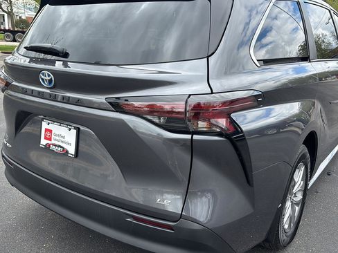 Used 2025 Toyota Sienna LE AWD/4WD image 9