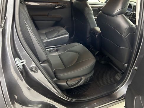 Used 2024 Toyota Highlander Platinum image 15