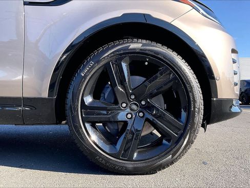 Used 2025 Land Rover Discovery Dynamic SE image 12