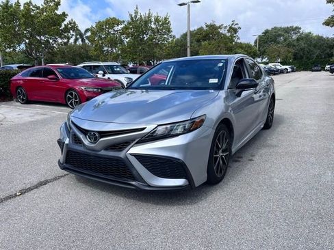 Used 2022 Toyota Camry SE image 3