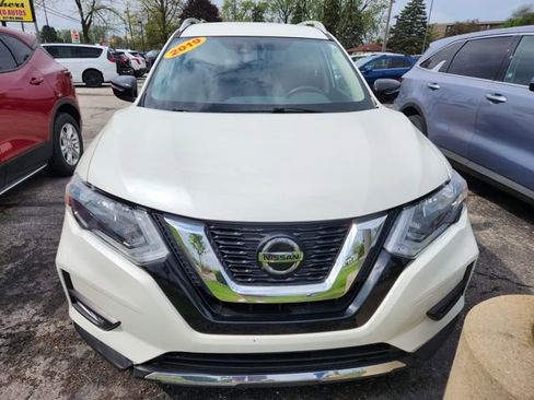 Used 2019 Nissan Rogue SV image 2