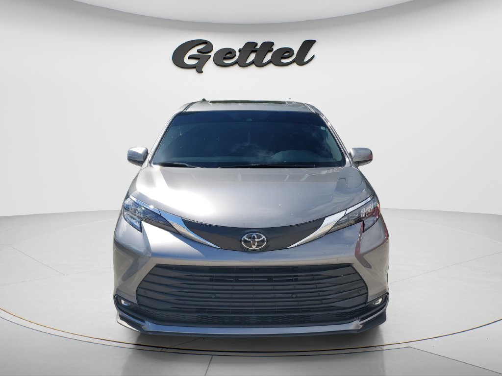 Used 2026 Toyota Sienna XLE FWD image 2
