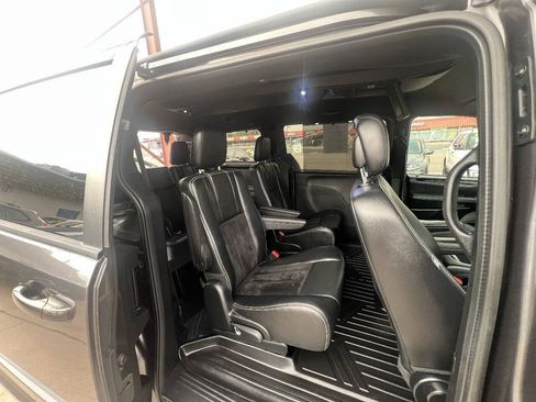 Used 2017 Dodge Grand Caravan SXT w/ Driver Convenience Group FWD image 9