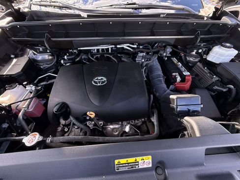 Used 2022 Toyota Highlander XLE AWD/4WD image 30