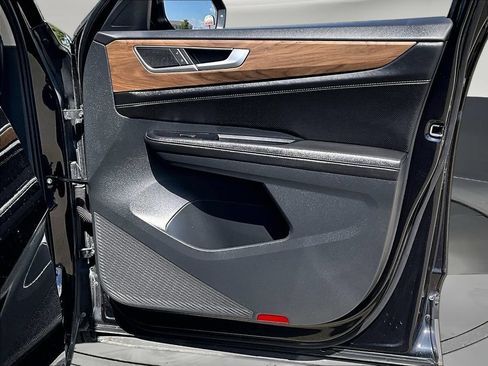 Used 2025 Volkswagen Atlas SE AWD/4WD image 32