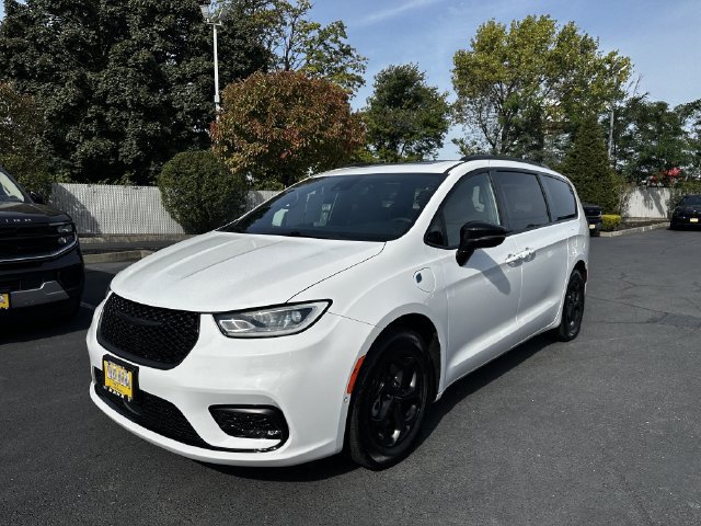 Used 2024 Chrysler Pacifica Premium FWD image 9