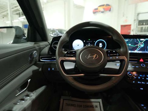 Used 2025 Hyundai Elantra SEL image 29