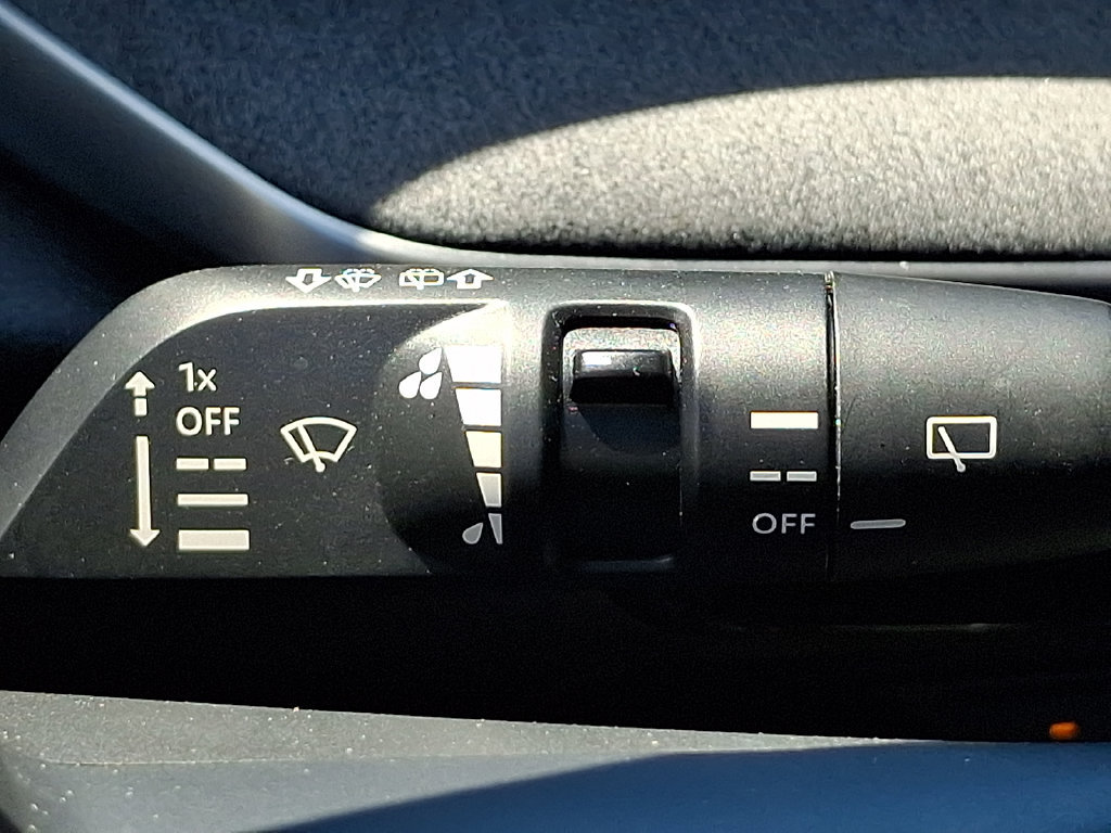 Used 2025 Nissan Kicks SV FWD image 24
