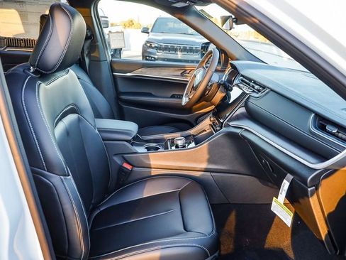 New 2025 Jeep Grand Cherokee Limited image 18