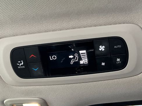 Used 2020 Chrysler Pacifica Limited image 14