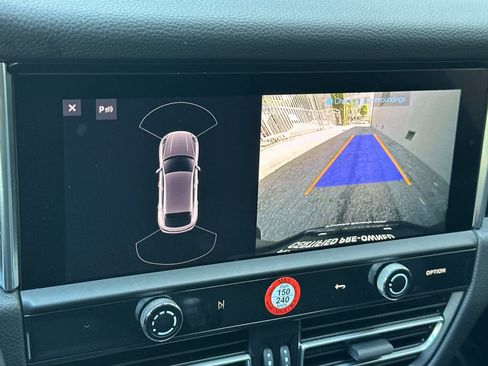 Certified 2025 Porsche Macan AWD/4WD image 22
