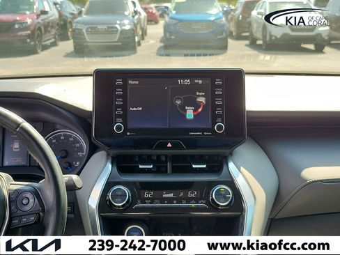 Used 2021 Toyota Venza LE AWD/4WD image 19