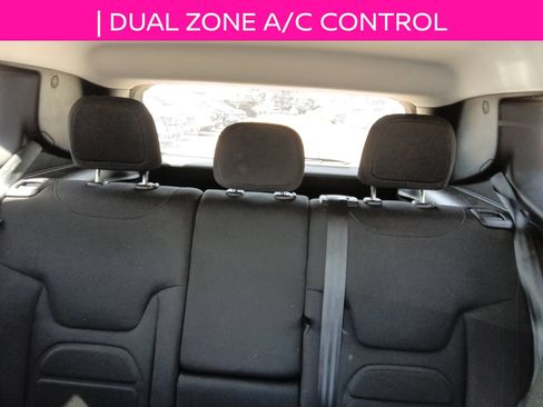 Used 2022 Jeep Renegade Latitude w/ Convenience Group AWD/4WD image 17
