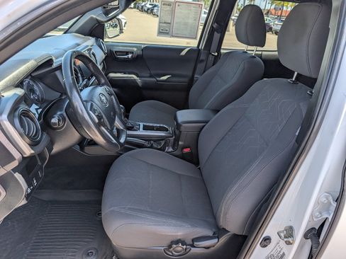 Used 2016 Toyota Tacoma TRD Sport RWD image 2