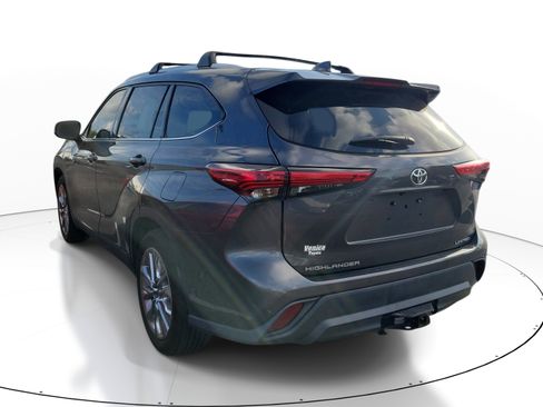 Used 2021 Toyota Highlander Limited FWD image 4