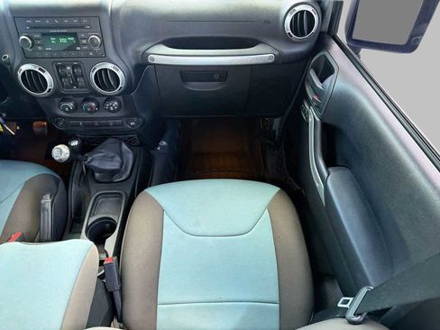 Used 2015 Jeep Wrangler Unlimited Rubicon w/ Connectivity Group image 12