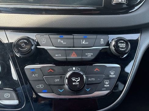Used 2025 Chrysler Pacifica Select FWD image 9