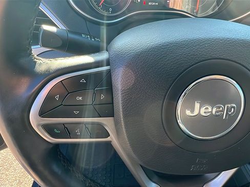 Used 2019 Jeep Cherokee Latitude w/ Cold Weather Group image 23