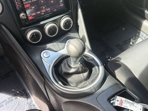 Used 2009 Nissan 370Z Coupe RWD image 10