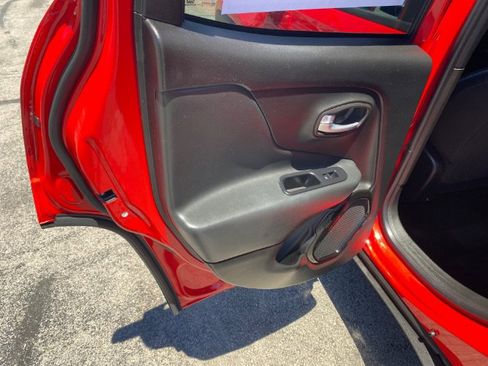 Used 2018 Jeep Renegade Altitude w/ Popular Equipment Group FWD image 12