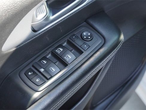 Used 2022 Chrysler Pacifica Touring image 24