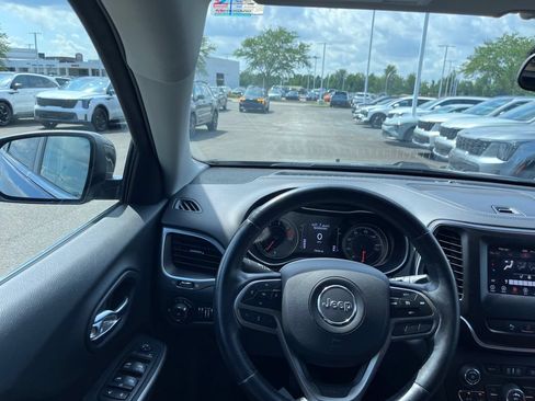 Used 2019 Jeep Cherokee Latitude Plus w/ Cold Weather Group AWD/4WD image 20