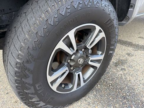 Used 2017 Toyota Tacoma TRD Sport w/ Tow Package image 4