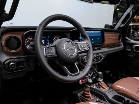 Used 2025 Jeep Wrangler Unlimited Rubicon w/ Technology Group image 16