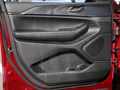 New 2025 Jeep Grand Cherokee Altitude image 14