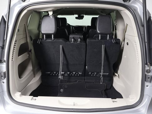 Used 2024 Chrysler Pacifica Touring-L image 17