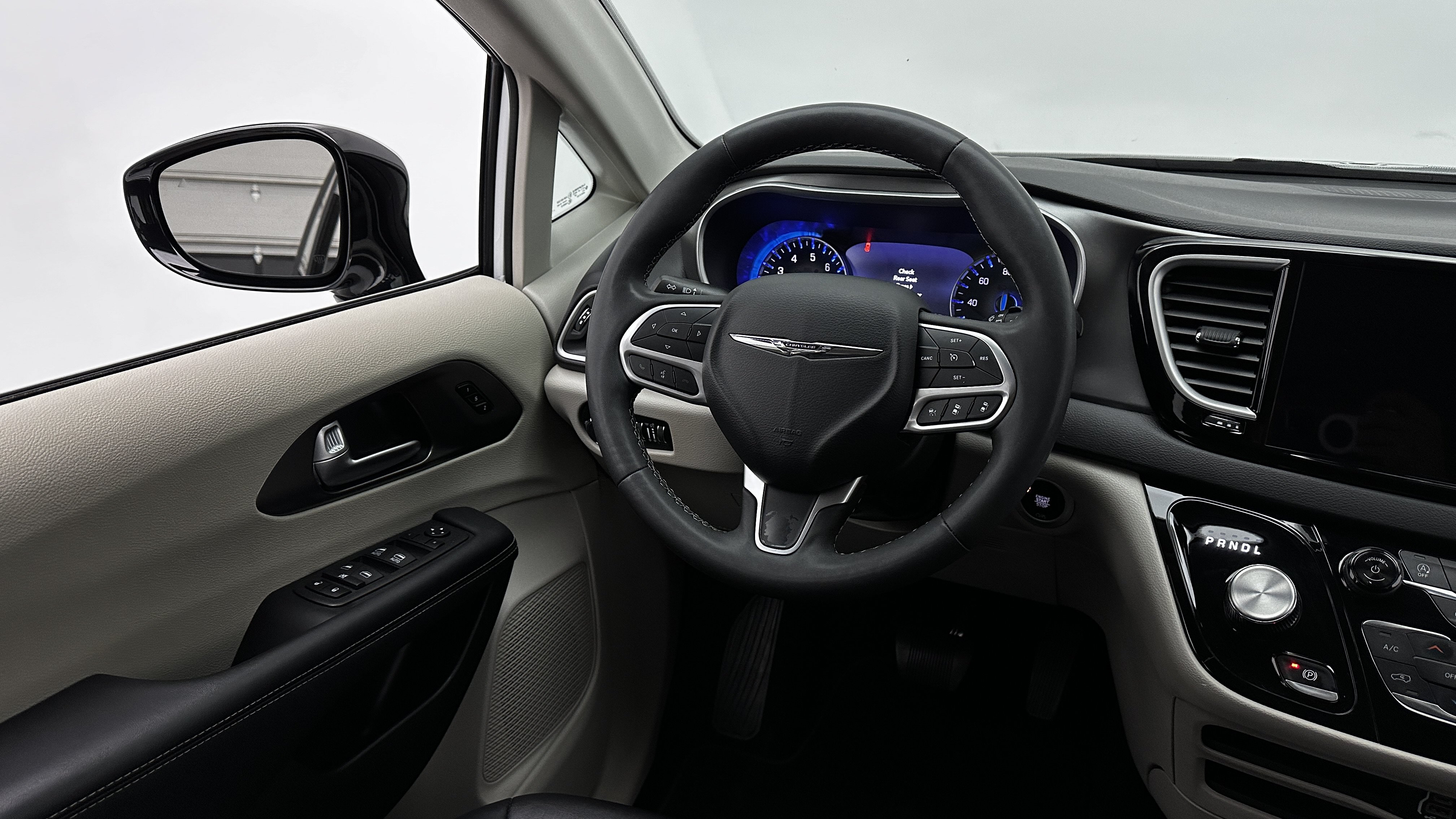Used 2024 Chrysler Pacifica Touring-L FWD image 24