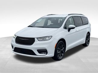 Used 2023 Chrysler Pacifica Touring-L w/ Uconnect Theater Family Group video 4