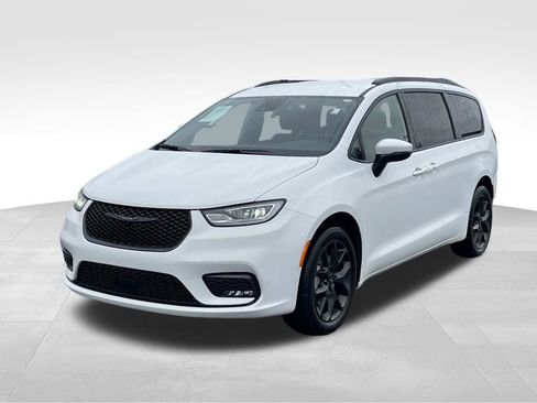 Used 2023 Chrysler Pacifica Touring-L w/ Uconnect Theater Family Group image 4