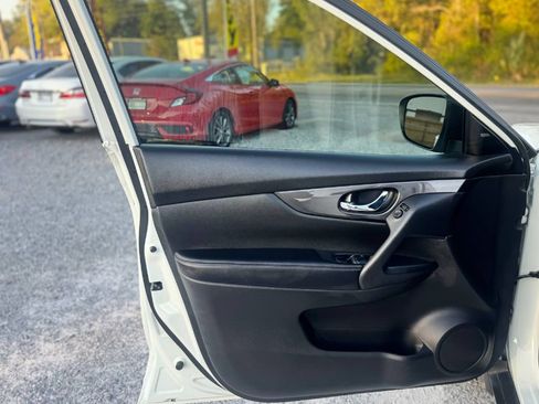 Used 2020 Nissan Rogue SV image 8