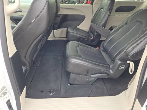 Used 2024 Chrysler Pacifica Touring-L AWD/4WD image 20