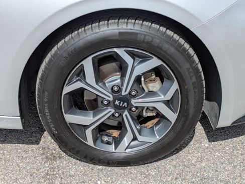 Used 2020 Kia Forte LXS FWD image 11