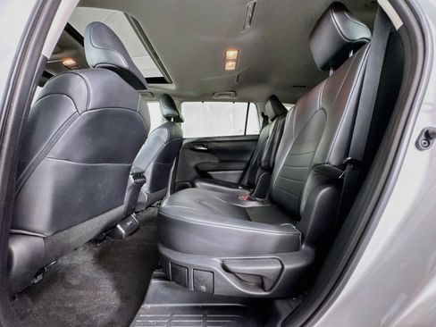 Used 2023 Toyota Highlander XLE AWD/4WD image 24
