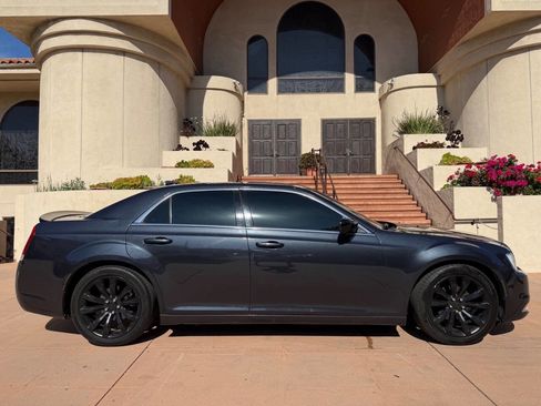 Used 2018 Chrysler 300 Touring w/ Chrome Appearance Package image 5