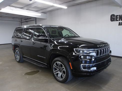 Used 2025 Jeep Wagoneer 4WD image 4